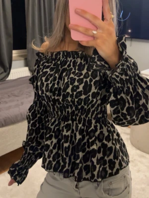 Leopard blus - Sötaste långärmade leopard toppen. Den är i svart o grå nyanser o man kan anpassa ärmarna i vilken längd man vill ha. Perfekt passform + stretchig. Aldrig använd 