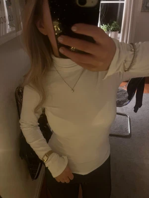 Tajt polotröja - Jättefin, tajt, vit polotröja! Detalj bak i nacken och slits i ärmarna☺️