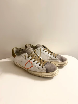 PHILIPPE MODEL PSRX - PHILIPPE MODEL PSRX, säljer dessa feta skor i bra skick till ett svårslaget pris! Skorna levereras utan original box. Nypris: 4100 kr, mitt pris: 1299 kr. Vi skickar alltid samma dag som beställning är gjord! Vid frågor hör av dig i dm.