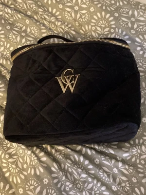 Carin Wester sminkväska - Svart sminkväska från Carin Wester. Aldrig använd. Stor sminkväska i mjukt tyg med rutmönster, fem fickor därav en har dragkedja. Den perfekta sminkväskan för en sleepover eller för den med mycket smink att förvara när man reser. Skriv för mer frågor🤍