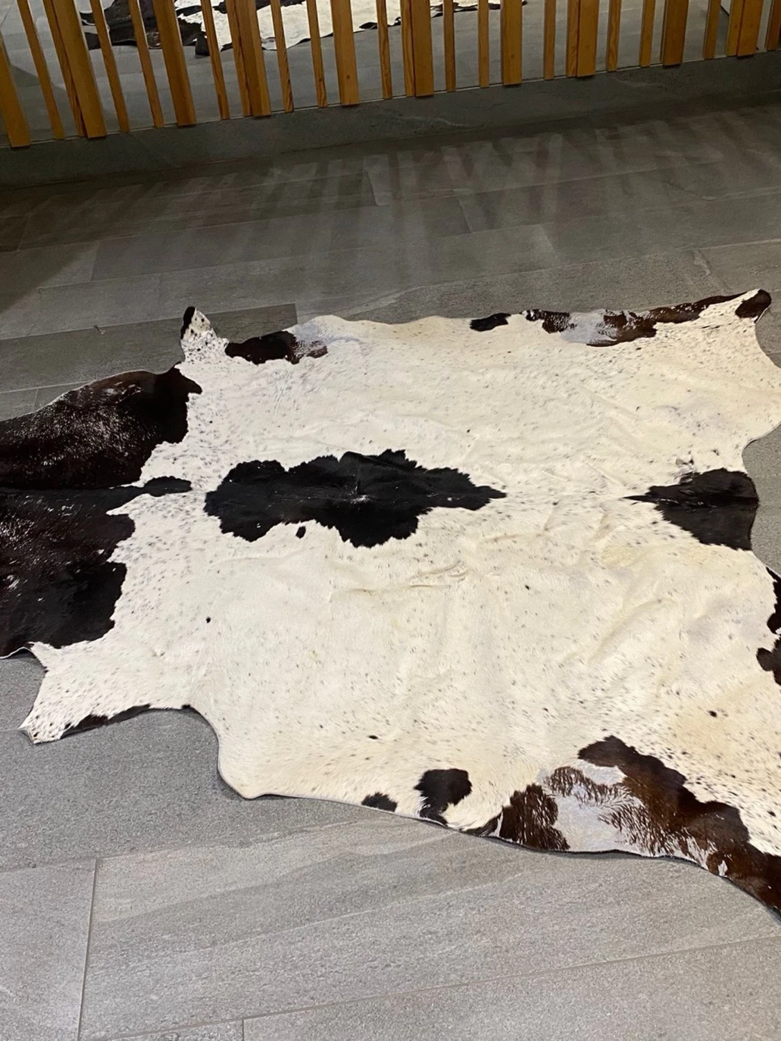 Kohudsmatta i svart och vitt stor 215x190cm - 1