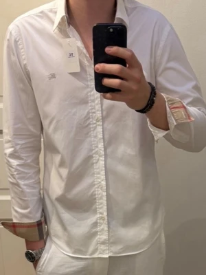 Burberry skjorta - Super snygg burberry skjorta i storlek M, inga tecken på användning(som ny). Nypris runt 5000kr mitt pris endast 1100kr. Hör av er vid frågor. Mvh Trend closet🙌🌊