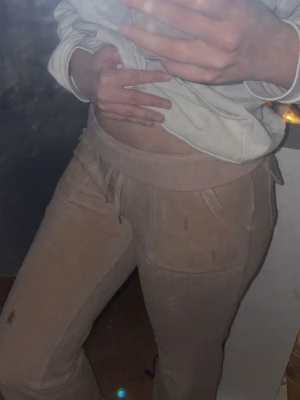 Beige juicy byxor - Super sköna beiga juicy byxor i storlek xs men passar S❣️använd fåtal gånger 