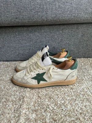 Golden Goose Ballstars  - Säljer dessa Golden Goose Ballstar. Box & dustbag medföljer. Mycket fint skick, använda under en kortare period. Grön/vita skor.  Storleken är 42. Hör av dig vid eventuella frågor.