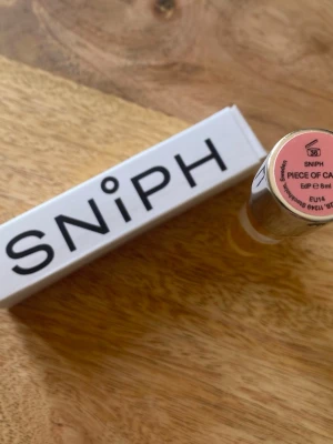 Sniph Piece of Cake EdP 8ml - Sniph Piece of Cake EdP är en parfym i smidig 8 ml sprayflaska. Information om doften och doftnoter syns bland bilderna. 