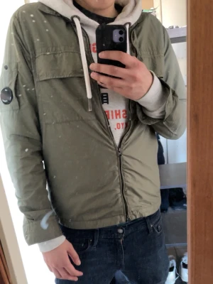 Grön overshirt från C.P. Company - Snygg grön overshirt från C.P. Company som är tunn och perfekt för lite kylagare kvällar under sommaren och även våren/hösten, Tag och kvitto finns, skriv priv. 