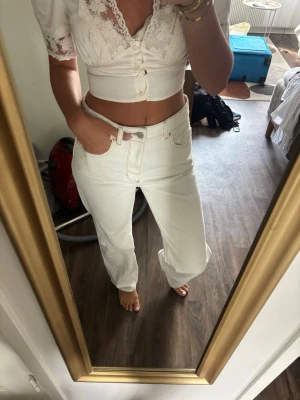 Vita raka jeans med hög midja - Säljer ett par vita jeans med rak passform och hög midja. Jeansen har synliga sömmar. Perfekta för dig som gillar en clean och stilren look. Materialet känns som kraftig denim.