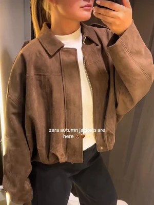 Brun mockajacka från Zara - Säljer en brun mockajacka från Zara med oversized passform, lite mörkare i färgen än bilden 