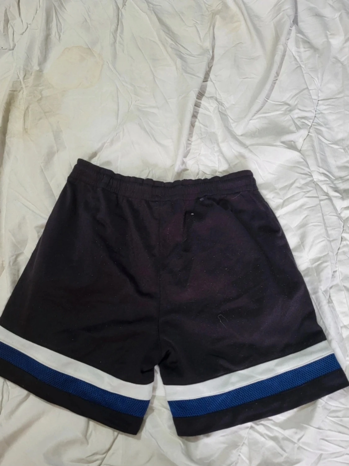 Svarta sportshorts med blå och vit kant - 2