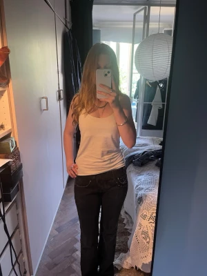 Svarta Diesel jeans - Svarta Diesel Jeans med coola detaljer. Köpta på vinted men tyvärr för små så jag säljer vidare. Står st 27 men vet inte vad det motsvarar. Pris kan såklart diskuteras och skriv gärna vid frågor!