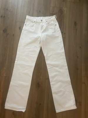 ZARA vita raka jeans  - Säljer ett par vita jeans med rak passform från Zara💓midwaist