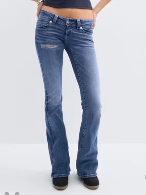 Low waist jeans - Mörkblå låga jeans från gina14+ med design på fickorna. Storlek xxs i regular längd. Använt 4 gånger
