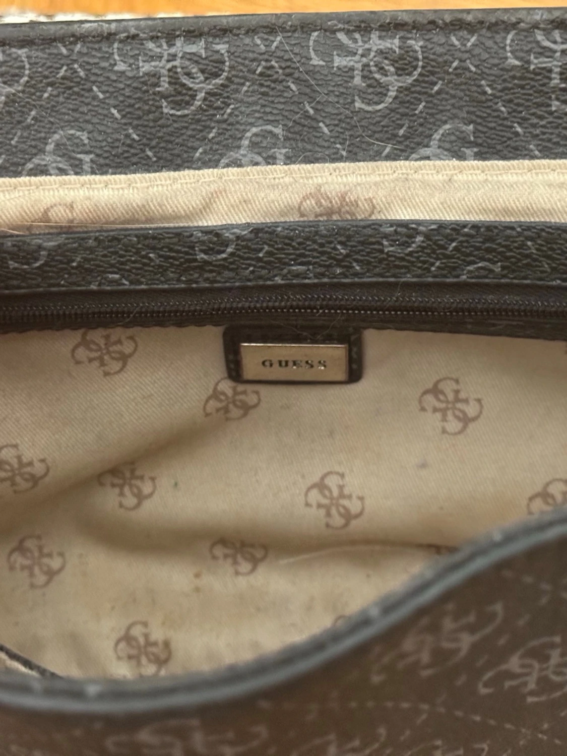 Svart axelväska från Guess - 4