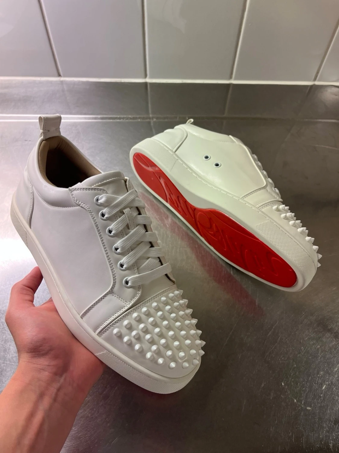 Vita sneakers med nitar från Louboutin