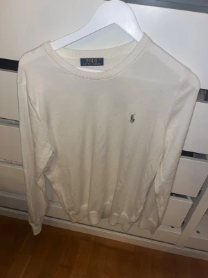 Beige Ralph lauren tröja - Beige Ralph lauren tröja/kofta. Skick 10/10. Snabb affär= bättre pris