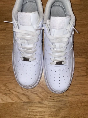 Air force 1 - Air force 1s some för stora och vill sälja vet it dem är äkta fick från vän som en present använt dem 2 ggr