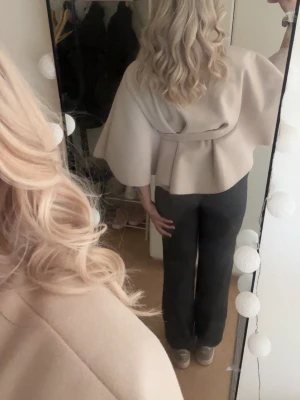  Poncho Blair från Missäy - Säljer en jättefin beige poncho från Missäy. Knappt använd. Storlek onesized. 