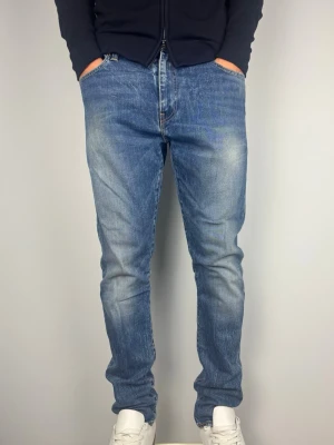 Levis 520 Vintage Jeans - Levis 520. Slim och straight, mer rak vid låren, smalnar av lite neråt. Trevlig passform. Väldigt bra skick! Färg: Blå med fades | Modell: 520 | Storlek: W33 L34 | Premium Jeans. Passar bra på killen i bilden som är 189 cm..   Mått: (Måttavvikelse +-1cm) A: 43 cm B: 107 cm C: 17 cm D: 29 cm  Tveka inte att höra av dig minsta fråga eller fundering!  Skickas snabbt!