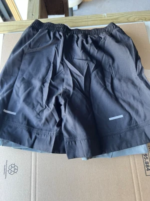 RDX T16 MMA Shorts 2-in-1 – Nya - Säljer ett par nya RDX T16 MMA-shorts. Passar för MMA, grappling, gymträning, crossfit och annan högintensiv träning. 2-i-1-design med yttershorts och kompressionsinnerbyxa för bra komfort och rörelsefrihet. Oanvända och i originalskick. Kan skickas eller hämtas efter överenskommelse. Hör gärna av dig vid intresse eller frågor. 
