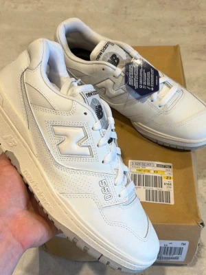 Vita New Balance 550 sneakers - Fina new balence sneakers för dam som tyvärr inte har kommit till använding, dem är helt nya 🤍 nypris 1659