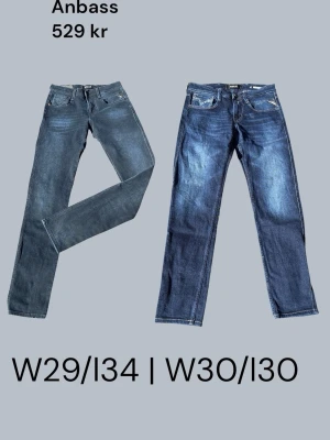 Blå Replay Anbass jeans i två storlekar - Säljer dessa två feta replay Anbass jeans! Ena paret är i w30/l30 och andra paret i w29/l34. Priset är 529 kr = riktigt bra pris. För mer info eller om man bara är sugen på ett par jeans se mina anonoser i min profil. Glöm inte att följa mig!🙂 skickas snabbt📦 fråga vid minsta lilla fundering!👑🚀