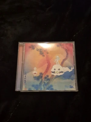Kids see ghosts CD - Skalet är lite skadat med en spricka men cdn funkar perfekt