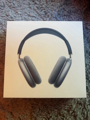 Apple AirPods Max blue over-ear - Snygga Apple AirPods Max i blå färg. Over-ear design med mjuka öronkuddar och justerbart huvudband i mesh. Tillverkade i aluminium och rostfritt stål för en premiumkänsla. Perfekta för dig som vill ha grymt ljud och stilren design.