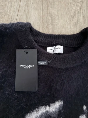 Svart Saint Laurent stickad tröja - Säljer en svart stickad tröja från Saint Laurent. Aldrig använd
