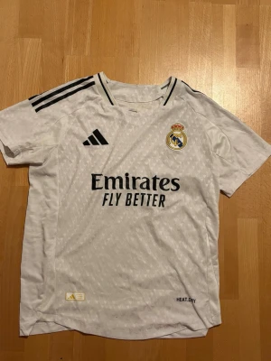 Real Madrid matchtröja Adidas M - Säljer en Real Madrid tröja I stl M den är använd 2 gånger bara så den är i väldigt bra skick