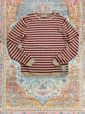 Randig tröja från Denim & Supply Ralph Lauren - En snygg tröja från Denim & Supply Ralph Lauren. Storlek S. Liten fläck som knappt syns på ena armen (se bild 5), går troligtvis bort efter första tvätten. Mått: Armlängd: 62cm armhåla-armhåla (bredd) : 48cm Armbredd: 13cm axel-midjeslut (längd) : 60cm 