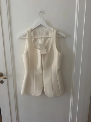 Zara topp - Säljer denna Zara topp som jag köpte förra sommaren. Säljer då den inte kommer till användning och har även prislappen kvar. Skriv vid frågor💗