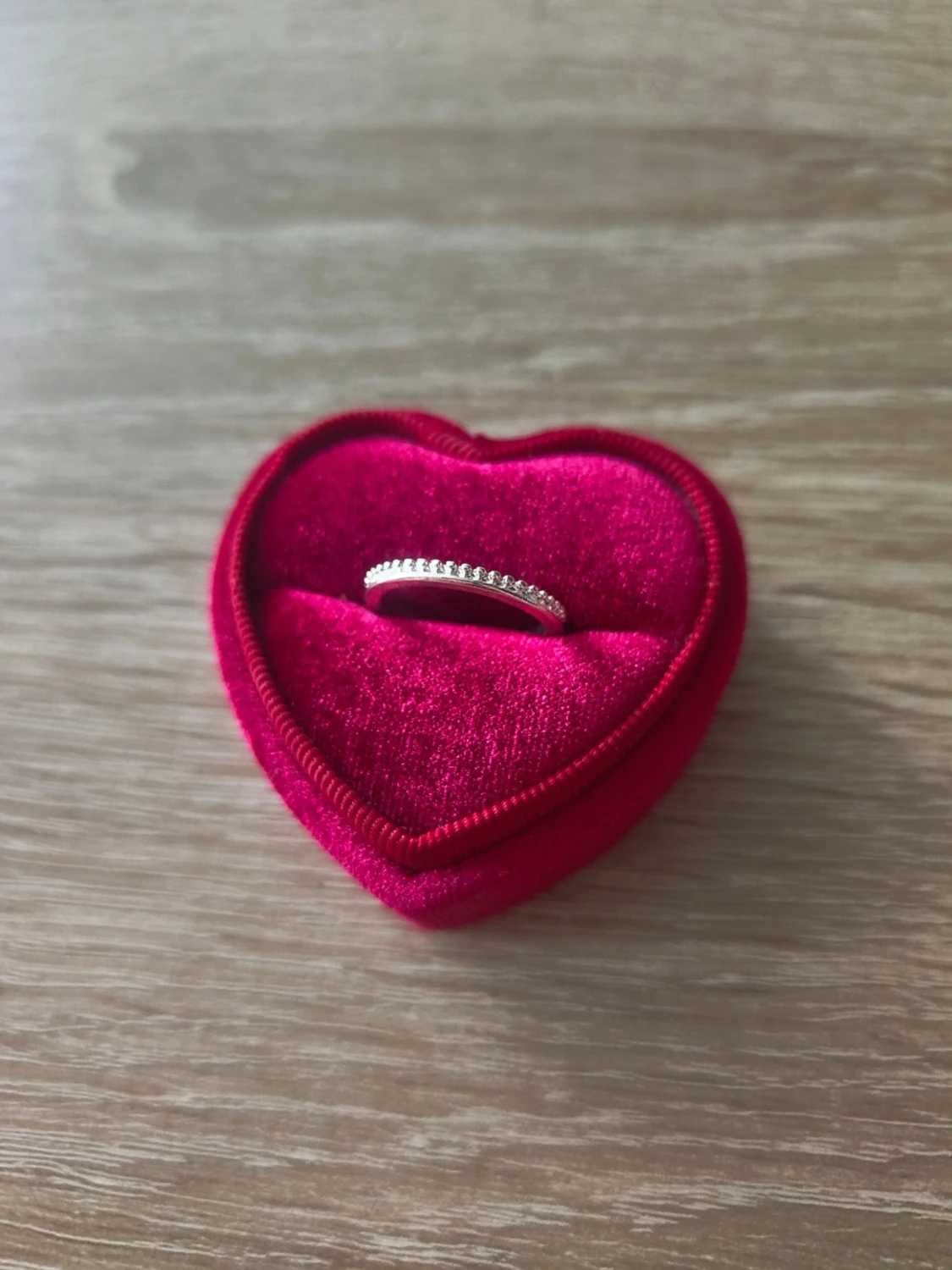 Tunn silverfärgad ring med små pärlor - 1