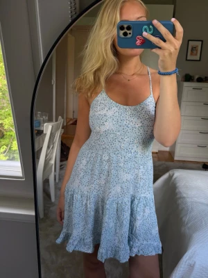 Miniklänning - Jättesöt blå klänning med små blomdetaljer🌸 I storlek M men skulle säga att det även passar S🩷