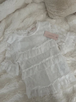 Spets volang blus - Jättefin blus grön Gina Tricot i storlek Xs! Den är helt ny med prislapp och den är slutsåld på hemsidan 💕