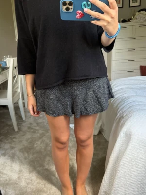 Svart kortkjol med vita prickar - Supersöt svart kortkjol med små vita prickar och innershorts🩷Passar S/M
