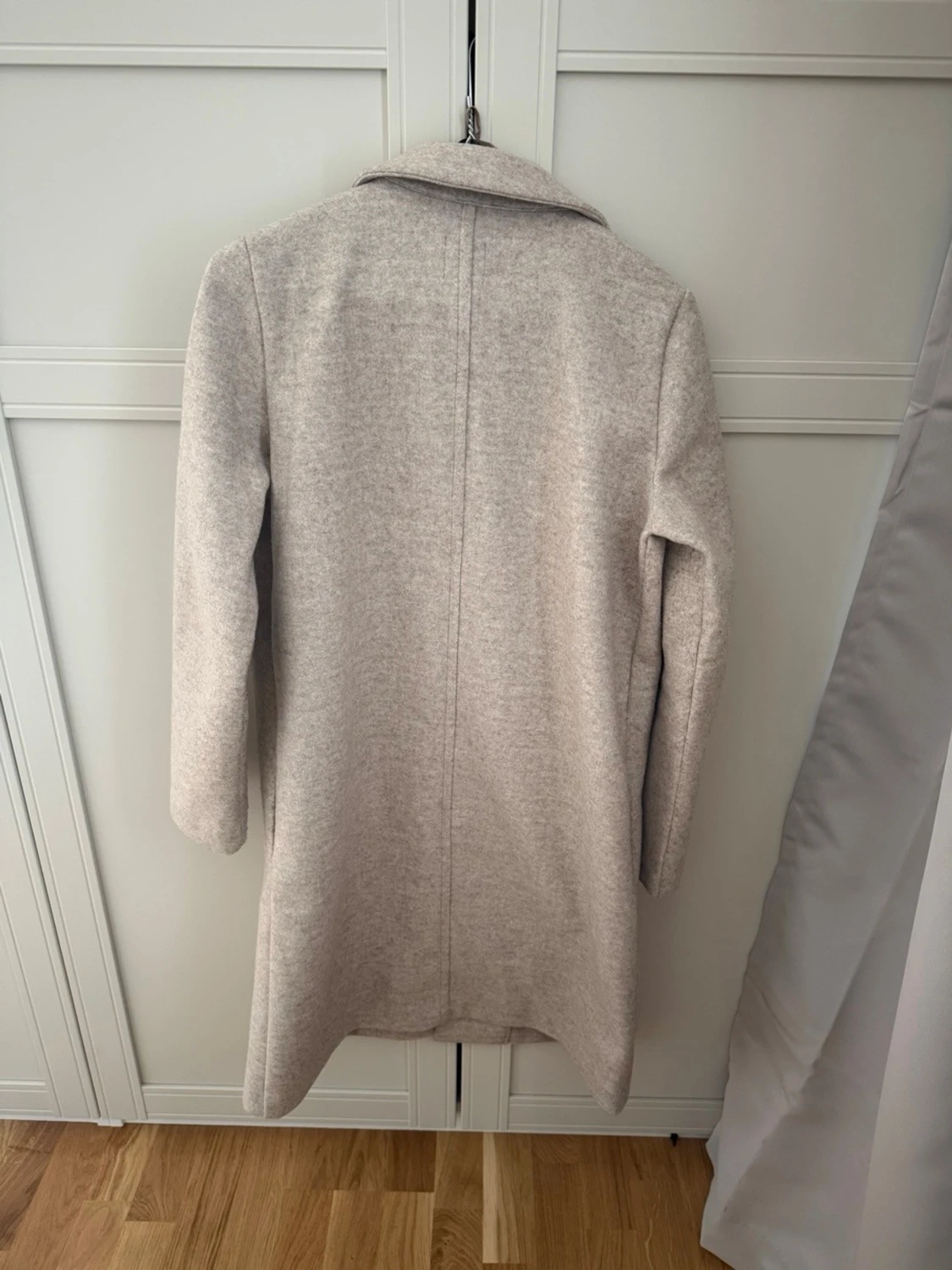 Beige kappa från ZARA med klassisk krage - 2