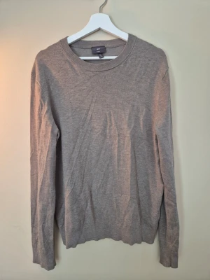 Grå stickad tröja från H&M - En enkel och stilren grå stickad tröja från H&M i slim fit-modell. St S sitter som M            Använd en gång