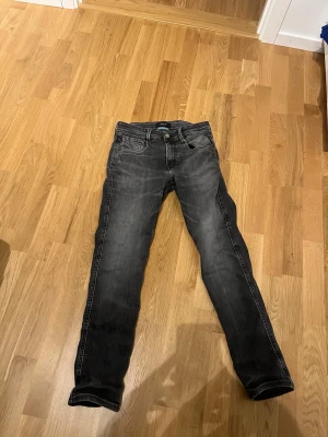 Svarta Replay jeans med smal passform - Snygga svarta jeans från Replay med smal passform och klassisk femficksdesign. Jeansen har en lätt tvättad look och detaljerade sömmar. Perfekta för dig som gillar en stilren och modern vibe.