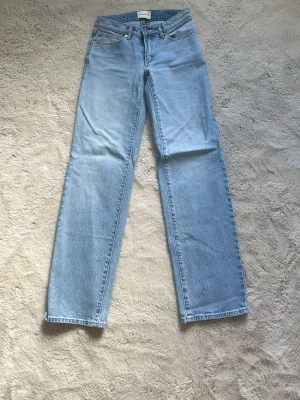 Ljusblå raka jeans från Abrand - Säljer ett par ljusblå raka jeans från Abrand. A 99 low straight