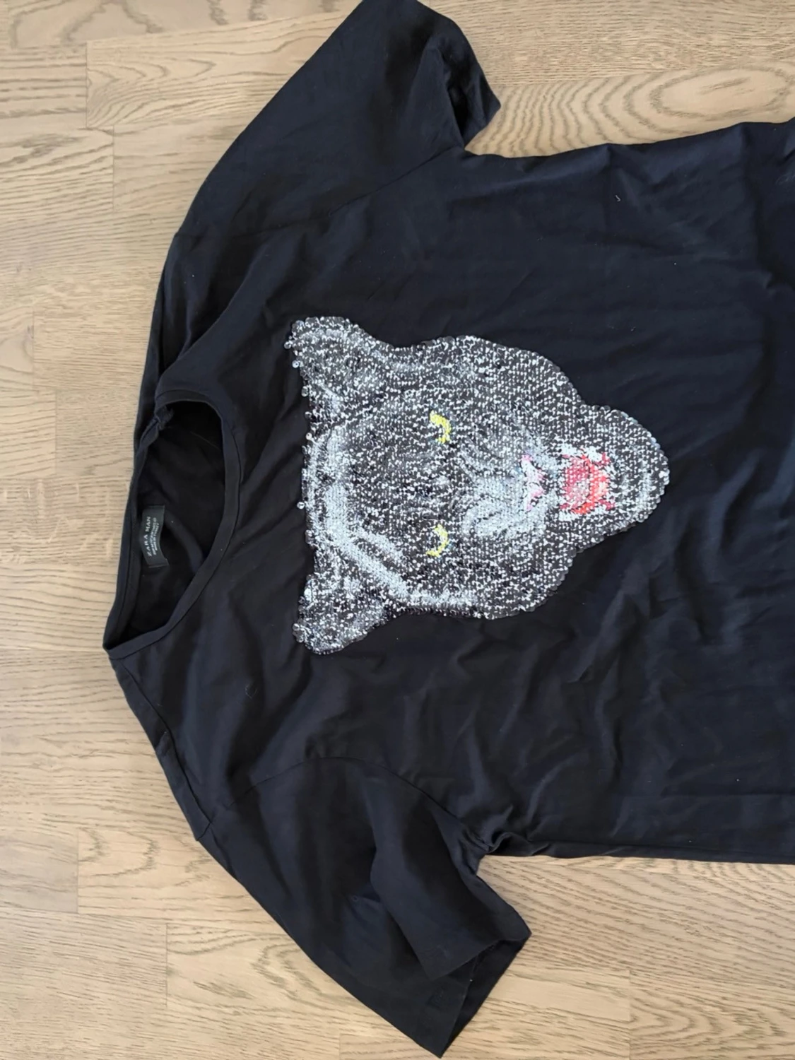 Svart t-shirt med paljettpanter Zara Man