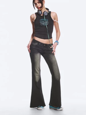 Svarta flared skinny jeans  - Säljer dessa assnygga low waist skinny flared jeansen från Cheap Monday i svart med grå ”fläck” på framsida o baksida. är för små på mig i bredden men önska jag kunde ha kvar dem. Aldrig använda + prislapp e kvar! W25 L30