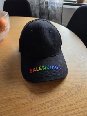  Balenciaga keps  - Balenciaga keps unisex. Helt ny endast testad. Har för många kepsar. Självklart äkta. 