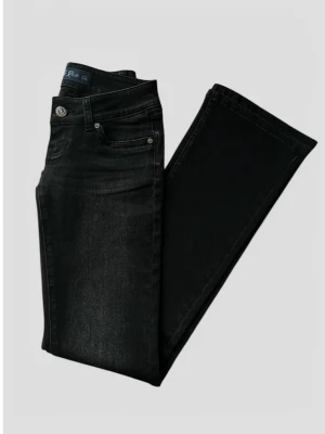 Svarta bootcut jeans från g rise - Snygga svarta bootcut jeans från g rise med klassisk femficksdesign och diskreta sömmar. Jeansen har en något utsvängd passform nertill och är tillverkade i stretchigt denimtyg för extra komfort. Perfekta för en trendig och avslappnad look.
