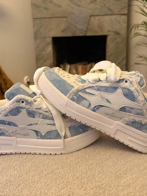 Blåvita sneakers från Y-side - Nypris: 1493kr. Säljer dem för att jag inte passar i dem, dem är helt nya och man får med paketet som nytt, köpte dem för ca 2 veckor sen och kunde ej lämna tillbaks. 