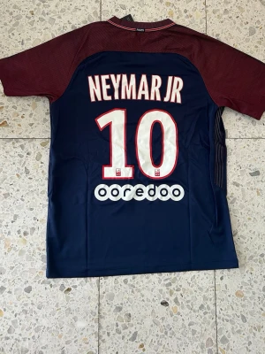 PSG 2017/18 Neymar Matchtröja - Fet Nike psg tröja i storlek S. Den funkar perfekt till de varma sommardagar som kommer. Pris kan alltid diskuteras vid snabb affär och tveka inte på att höra av dig vid minsta lilla fundering. 