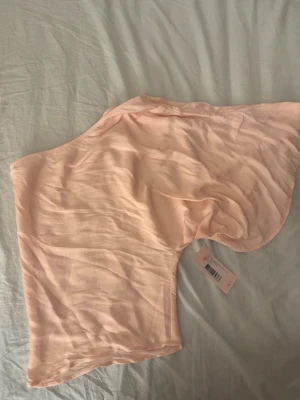 Nelly Rosa Asymmetrisk Kortärmad Topp - Helt oanvänd topp från Nelly. Rosa one shoulder topp. 