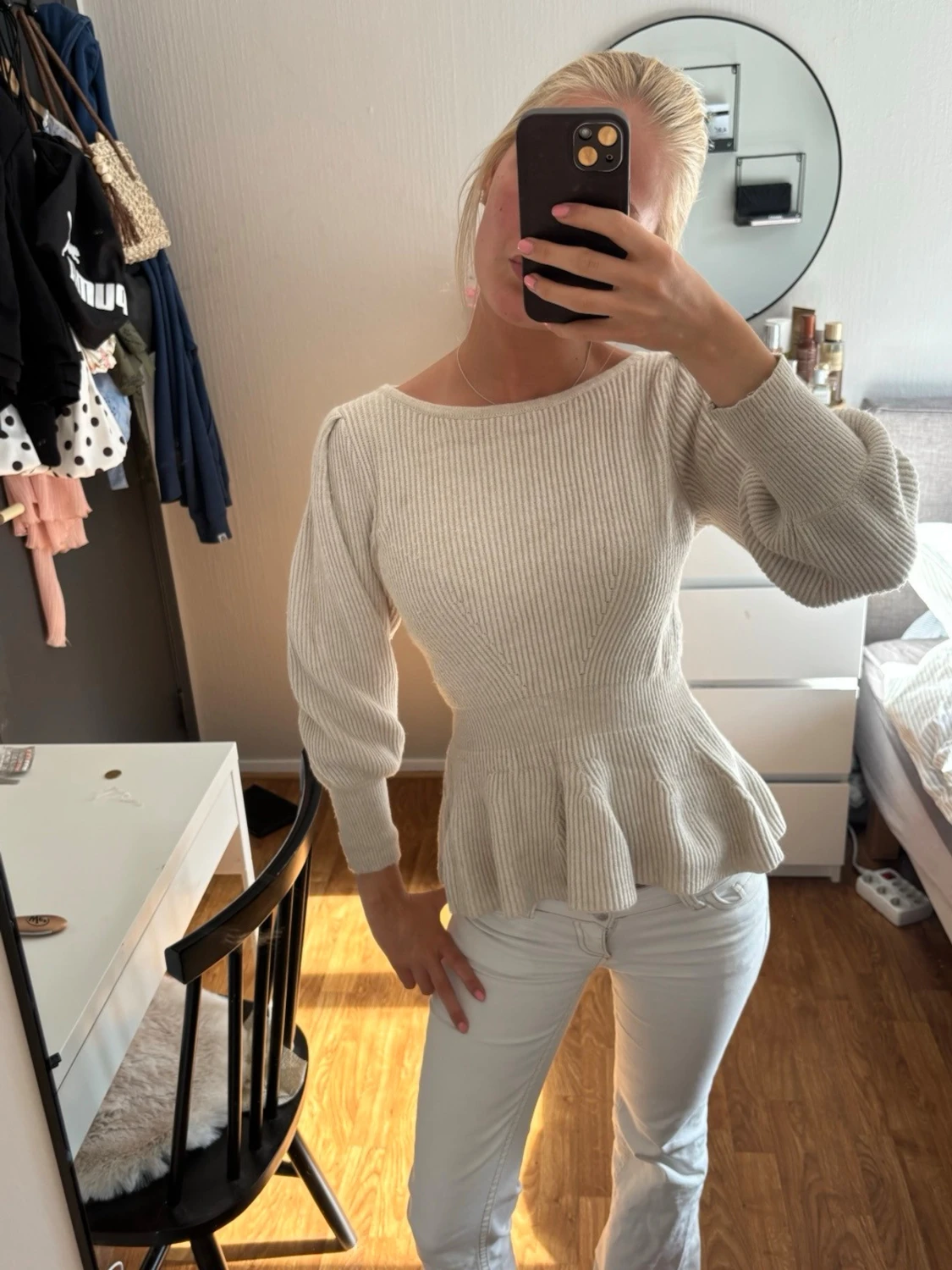 Beige peplumstickad tröja - 1