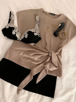 Beige topp med knyt från Zara - Snygg beige topp från Zara med rosett som ej säljs längre!🎀Endast använd fåtal gånger så som ny!!