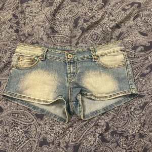 Jeans shorts  - Jeans shorts inte helt säker på storlek men tror de e M eller L