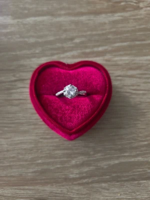 Silverfärgad ring med stor glittrande sten - ring i storlek 18,1mm, silverfärgad. 